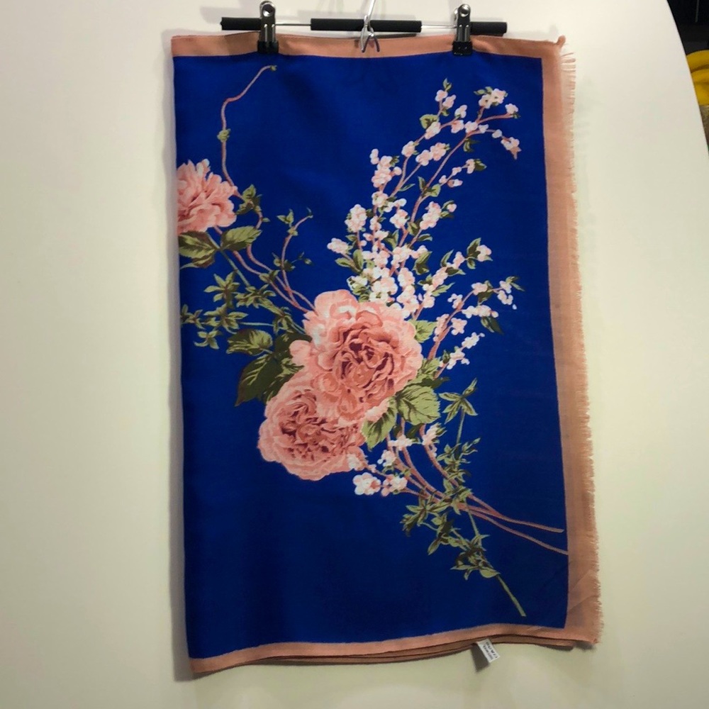 Woman wool flower scarf
